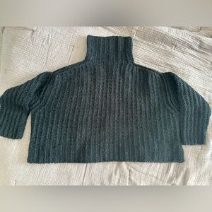 Free People - chunky knit cropped sweater in XS, black